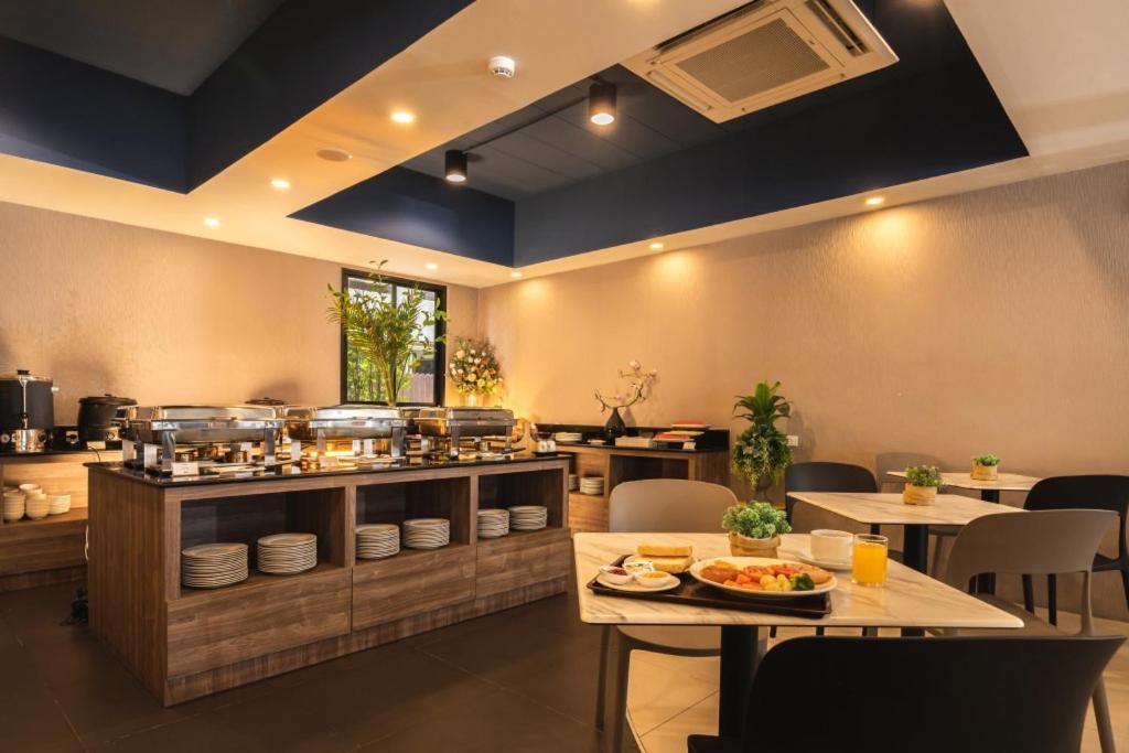 The Home Hotel Sha Бангкок Экстерьер фото